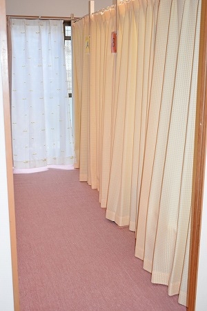 個室待機でゆっくり次のお仕事までのリセットしてください。ワイ杯も使い放題、もちろん無料です(^^♪(花水木:仙台エリア/人妻系デリバリーヘルス)