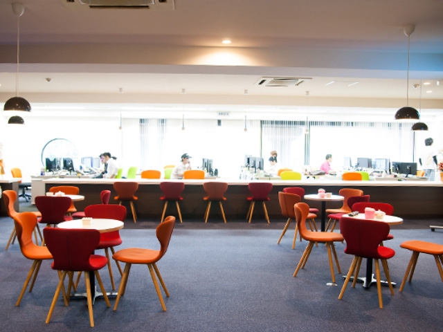 清潔で広々とした受付フロア。ここでお客様からのお電話に対応しています。(五十路マダム 東広島店:広島/派遣型コンパニオン)