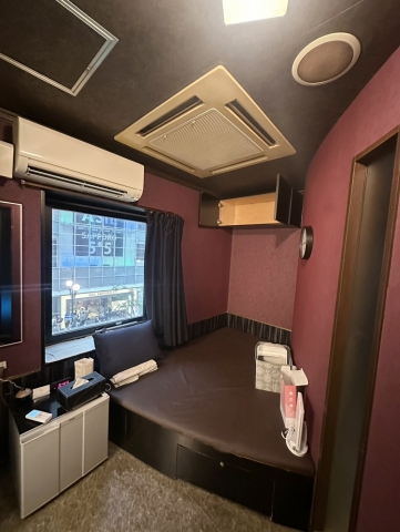 完全個室待機！外から見えない窓付き個室で安心！接客中はカーテンを閉め、待機中は換気や日差しもOK。快適に過ごせる空間です！