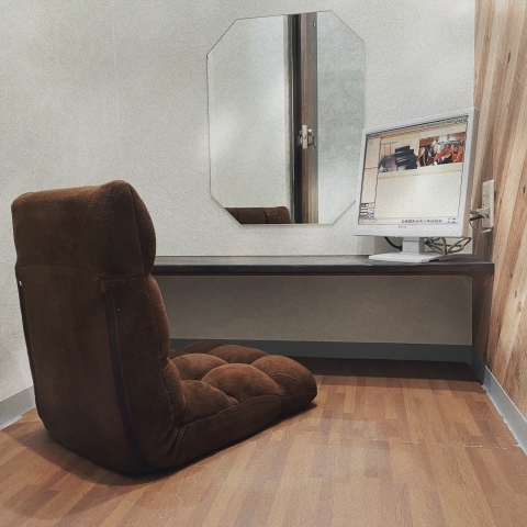 綺麗な個室待機室も多数ご用意しており内側には鍵もございますので誰にも気を使うことなくお仕事可能です♪(奥様さくら 難波店:難波(ミナミ)/人妻ホテルヘルス)