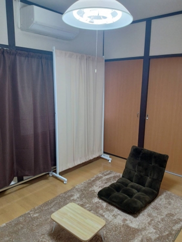 エアコン付き6帖の待機所です。布団を敷いて寝ながら待機もできます。基本的に一人で使用可能です。(ぴーち:熊本/デリバリーヘルス)