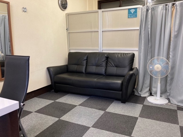 事務所の一角にある待機スペース。スタッフがいるので困り事や相談があったらお気軽にどうぞ!(奥様鉄道69 山口店:山口/人妻デリヘル)