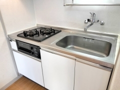 家具、家電も揃っており、自炊なども可能です。もちろん冷蔵庫もあり、スーパーやコンビニも近いので長期の方も大歓迎!!