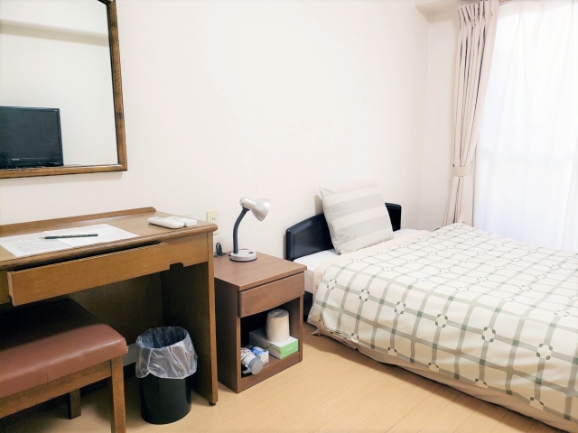 事務所近隣のビジネスホテルが寮となります。手入れが行き届いた、清潔感のあるお部屋となります。大きめのドレッサーもあり、お仕事の準備もしやすいと好評です。