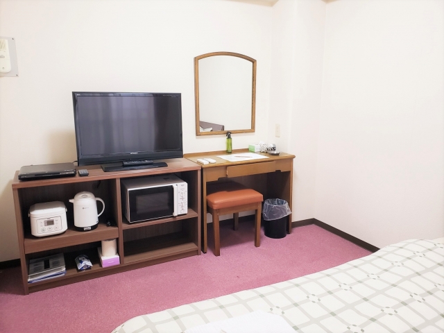 ビジネスホテルなのでタオル、アメニティも充実しています。その他、電子レンジ、ケトル等あったら便利なものも揃っています。