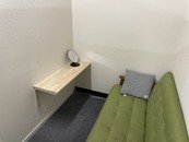 完全分煙です。煙草を吸う人も吸わない人でも安心して待機することが出来ます。