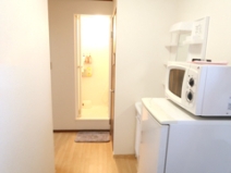 生活に必要な家具家電は全て揃っています。カバン一つで来て頂いても全然困りませんよ♪無料で使える洗濯機や洗剤も完備♪コンビニやドラッグストアも近くにあります。