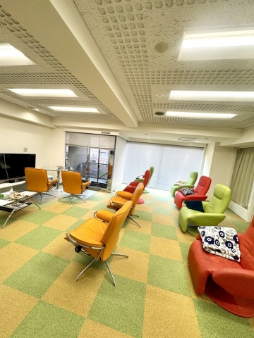 待機場所・リラックスできる空間です「Wi-Fi完備・充電可能・お菓子食べ放題」(ミセス コンテローゼ:梅田(キタ)/デリバリーヘルス )